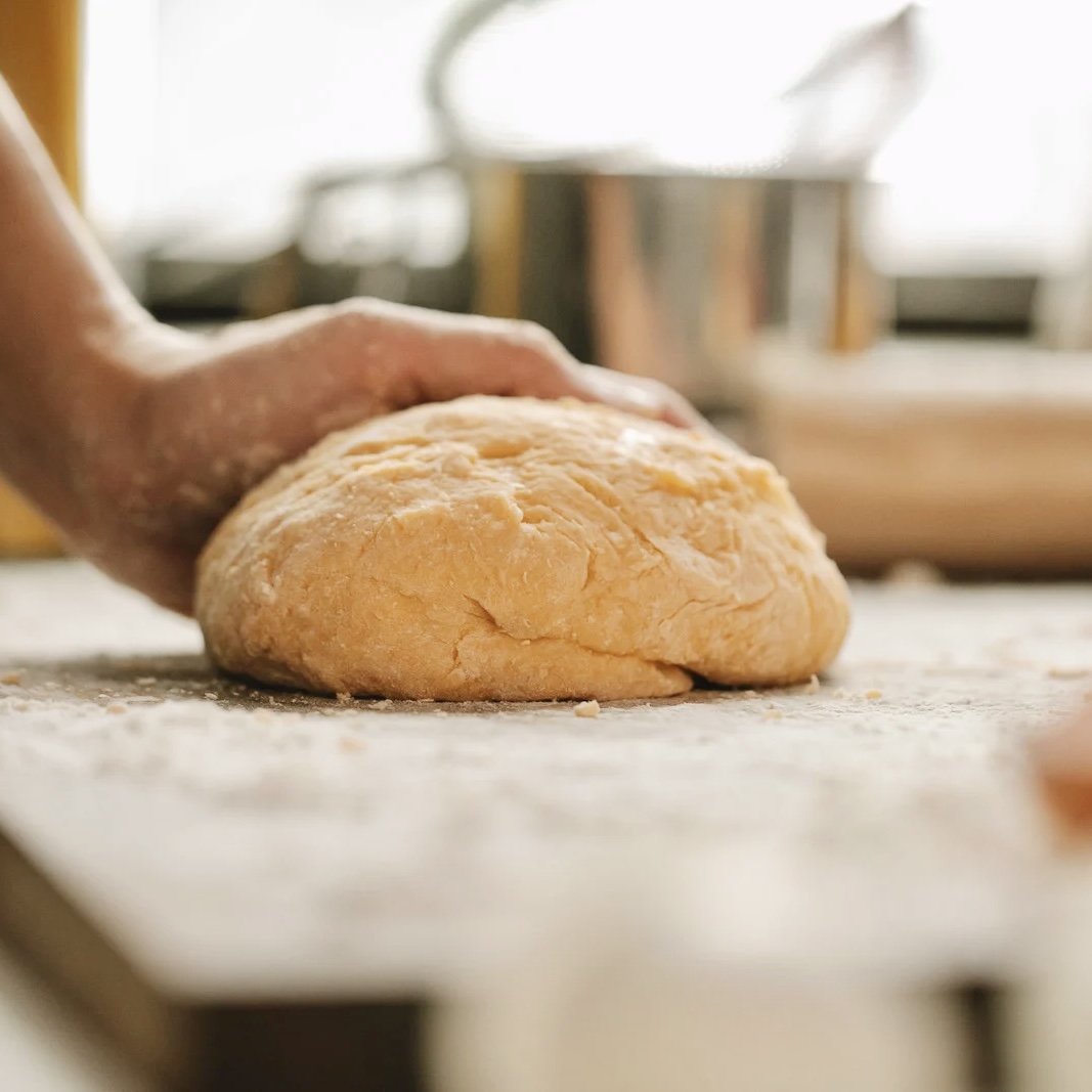 パンをこねる様子